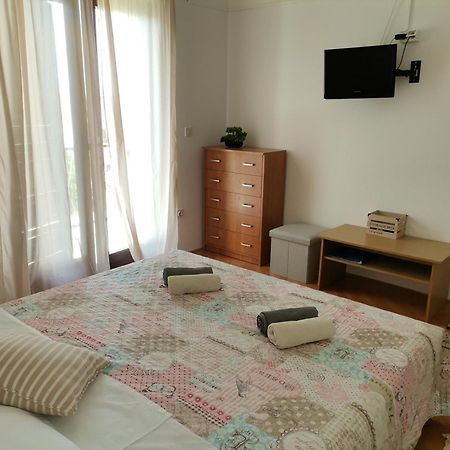Apartments And Rooms With Parking Space Zavala, Hvar - 128 Jelsa  Kamer foto