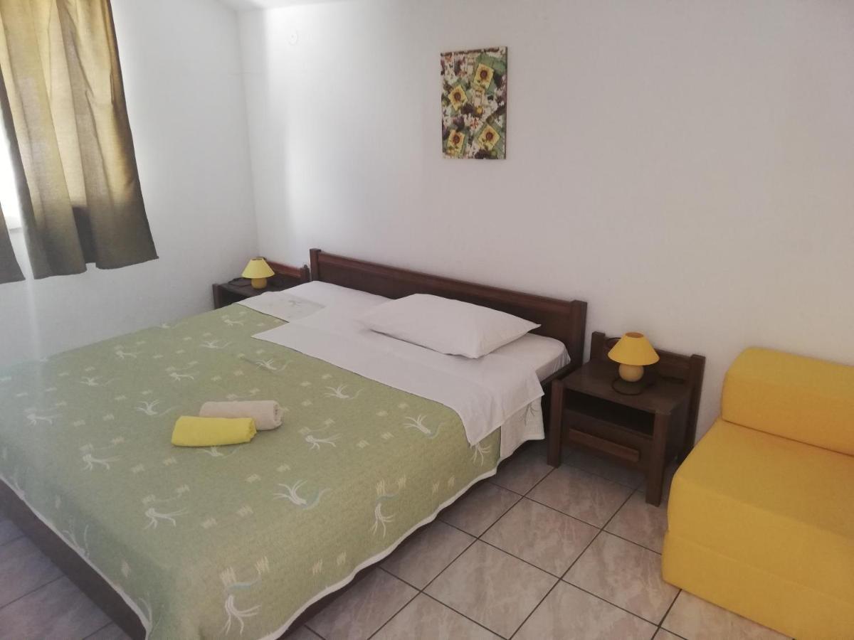 Apartments And Rooms With Parking Space Zavala, Hvar - 128 Jelsa  Buitenkant foto